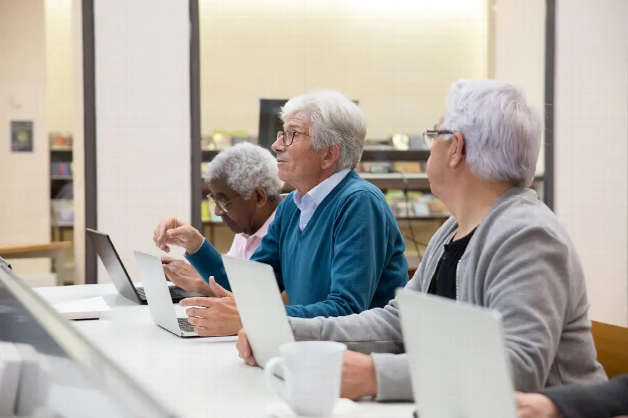 Formateur devant groupe avec ordinateurs
