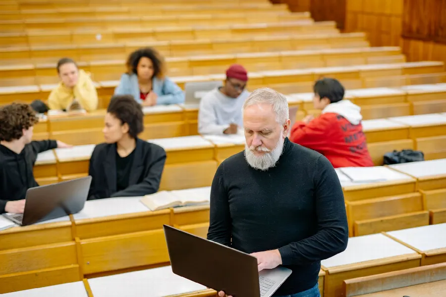 Formateur devant groupe avec ordinateurs