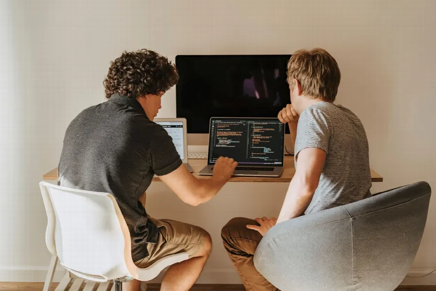 Équipe DevOps en réunion au bureau