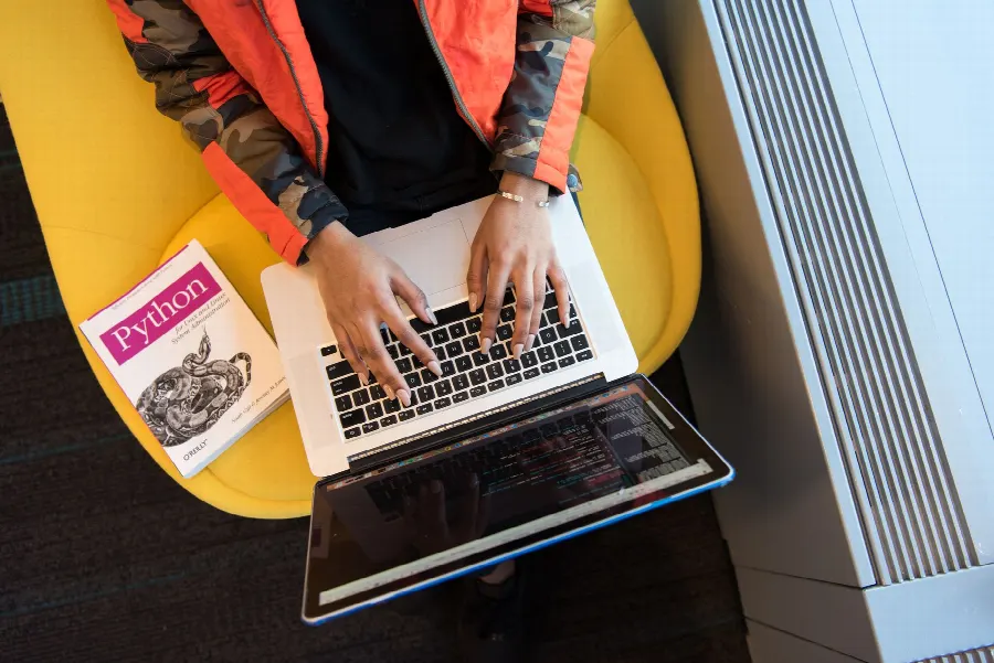 Équipe DevOps en réunion au bureau
