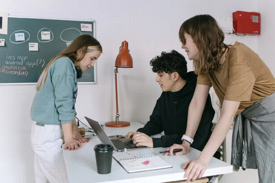 Équipe DevOps en réunion au bureau
